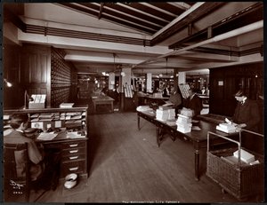 Muži pracující v něčem, co se zdá být třídírnou v Metropolitan Life Insurance Co. na 23. ulici a Madison Avenue, New York, 1907 (potisk stříbrné želatiny)